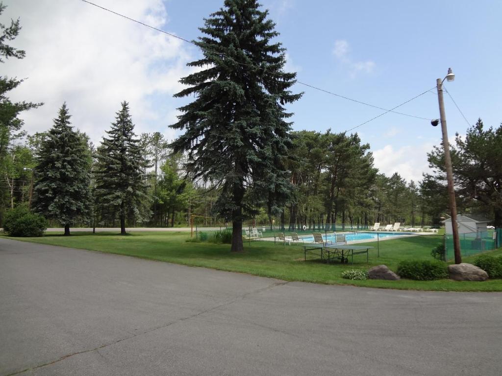 Sullivan Trail Inn & Suites Pocono Lake Exterior foto