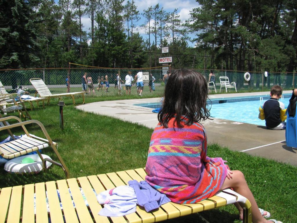 Sullivan Trail Inn & Suites Pocono Lake Exterior foto